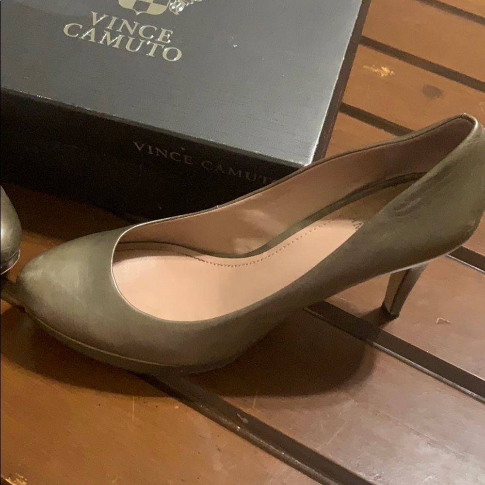 Vince Camuto 👠 size 9; taupe pearl color